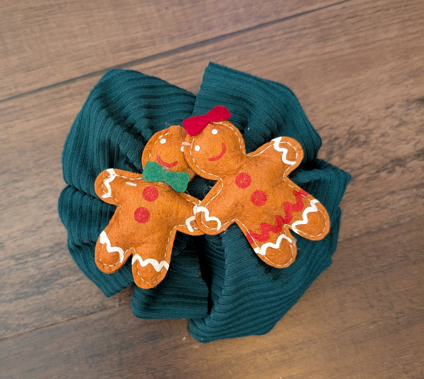 Gingerbread friends bow